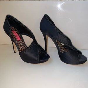 Betsey Johnson size 8 black satin heels